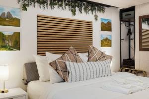Beach Block 2-Bed with Coastal Palm Trees and Yard客房内的一张或多张床位
