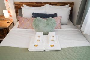 Beach Block 2-Bed with Coastal Palm Trees and Yard客房内的一张或多张床位