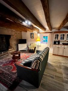 Una sala de estar con un sofá y una chimenea. en Gîtes du Gohic - Le Cidre, en Quistinic 34 fotos más