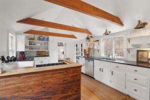 Η κουζίνα ή μικρή κουζίνα στο Renovated Cozy Cabin 5 Min to Beach