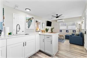 Kuchyň nebo kuchyňský kout v ubytování Winter Getaway! Walkable to Beach Access, Restaurants & Nightlife! Beach Equipment Included & Pet Friendly!