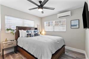 Postel nebo postele na pokoji v ubytování Winter Getaway! Walkable to Beach Access, Restaurants & Nightlife! Beach Equipment Included & Pet Friendly! + 22 fotografií