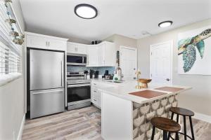 Kuchyň nebo kuchyňský kout v ubytování Winter Getaway! Walkable to Beach Access, Restaurants & Nightlife! Beach Equipment Included & Pet Friendly!