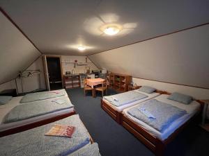 Postel nebo postele na pokoji v ubytování Turistická chata Jiskra Harrachov