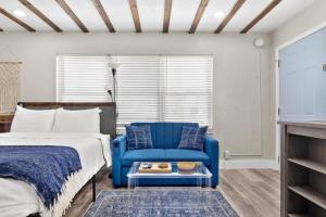 Postel nebo postele na pokoji v ubytování Winter Getaway! Walkable to Beach Access, Restaurants & Nightlife! Beach Equipment Included! & Pet Friendly!