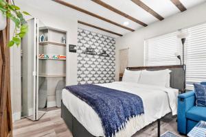 Postel nebo postele na pokoji v ubytování Winter Getaway! Walkable to Beach Access, Restaurants & Nightlife! Beach Equipment Included! & Pet Friendly!