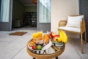 サン・タヴェルタンにあるLe Secret De Zoé - Terrasse - Parkingの食品のトレイ(フルーツとジュース付) +10枚の写真