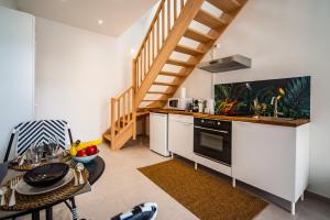 サン・タヴェルタンにあるLe Secret De Zoé - Terrasse - Parkingのキッチン(階段付)、