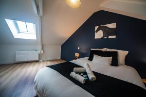 サン・タヴェルタンにあるLe Secret De Zoé - Terrasse - Parkingの青い壁の大きなベッドのある寝室