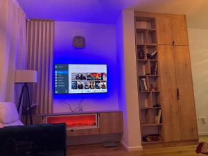 Μια τηλεόραση ή/και κέντρο ψυχαγωγίας στο MAD Apartment