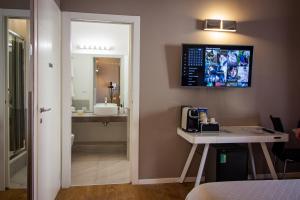 Televízia a/alebo spoločenská miestnosť v ubytovaní Album Boutique Rooms