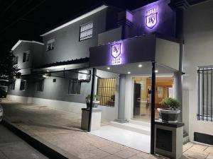 un edificio con luces púrpuras en la parte delantera en alojamiento bella vista, en Villa Carlos Paz