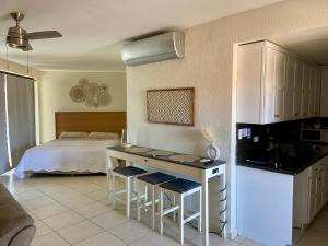 a room with a kitchen and a bedroom with a bed at Hermoso condominio frente al mar in San Carlos +3 photos