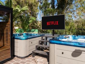 Fotografie z fotogalerie ubytování Skyes Beach House - 2 Spas, Sauna, Arcade Games v destinaci Malua Bay