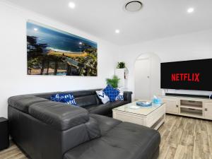TV a/nebo společenská místnost v ubytování Skyes Beach House - 2 Spas, Sauna, Arcade Games