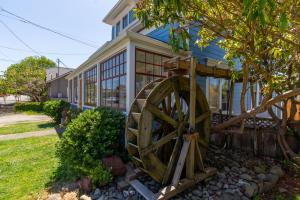 a waterwheel in front of a house at Water Wheel Victorian in Eureka