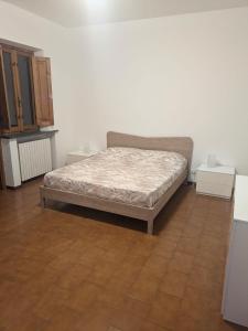 una camera da letto con un letto e un pavimento in legno di Appartamento Rimortoli a Lucca