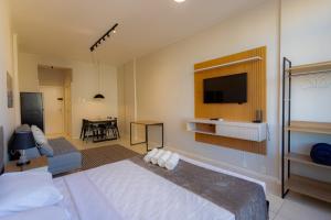 una camera d'albergo con un letto e una televisione di 360 Centro Metrô Uruguaiana By SUHCasa a Rio de Janeiro