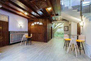 una habitación con taburetes y una mesa en un edificio en Hostal Arriola, en Granada