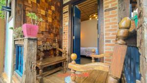 a room with a wooden bench and a brick wall at Chale Rustico com Vista para a Montanha in Venda Nova do Imigrante
