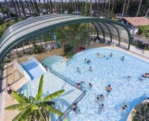 KOKUA VACANCES Mobil Homes Résidentiels camping 4 étoiles MIMIZAN PLAGE内部或周边的泳池
