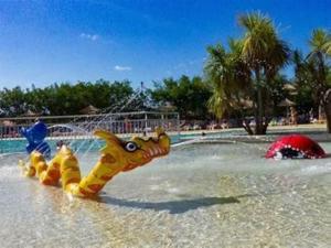 KOKUA VACANCES Mobil Homes Résidentiels camping 4 étoiles MIMIZAN PLAGE内部或周边的泳池