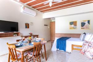 a room with a bed and a table and chairs at Bonito Aconchegante no Hotel Pedra do Rodeadouro Bonito PE in Bonito