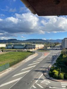 an empty road with buildings in the distance at Apartamento Garnacha Rioja Aire Acondicionado,Wifi,BUS Búho in Lardero