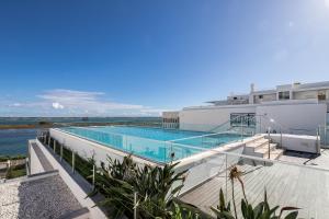 Bazén v ubytování Elegant Waterfront Condo in Fuseta nebo v jeho okolí