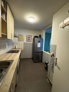 eine Küche mit Spüle und Kühlschrank in der Unterkunft Urban Stay Marl in Marl