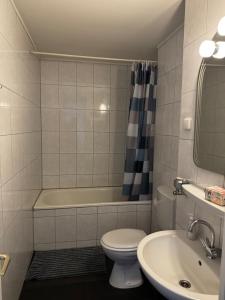 ein Badezimmer mit Toilette, Badewanne und Waschbecken in der Unterkunft Urban Stay Marl in Marl