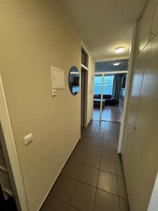 einen Flur eines Zimmers mit einem Spiegel an der Wand in der Unterkunft Urban Stay Marl in Marl
