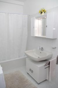 カーヴァ・デ・ティッレーニにあるB&B La Ciliegiaの白いバスルーム(シンク、鏡付)