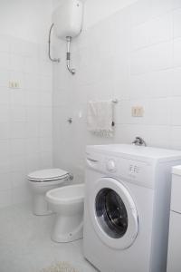 カーヴァ・デ・ティッレーニにあるB&B La Ciliegiaのバスルーム(洗濯機、トイレ付)