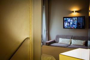 Televízia a/alebo spoločenská miestnosť v ubytovaní Album Boutique Rooms