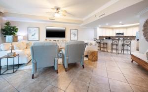 TV a/nebo společenská místnost v ubytování Phoenix West 308 condo