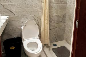 een badkamer met toilet en douche bij Centrico loft6 en Pto Vallarta in Puerto Vallarta +6 foto's