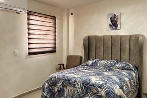 een slaapkamer met een bed en een raam bij Centrico loft6 en Pto Vallarta in Puerto Vallarta