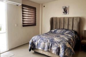een slaapkamer met een bed in een kamer met een raam bij Centrico loft6 en Pto Vallarta in Puerto Vallarta