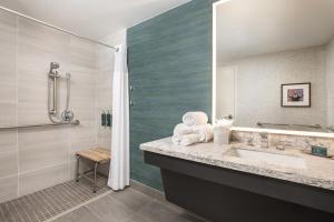 奥斯汀DoubleTree Suites by Hilton Austin Downtown Capitol的带水槽和淋浴的浴室