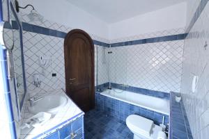 un bagno con vasca, WC e lavandino di Ronciglione Home di F & E a Ronciglione Altre 27 foto