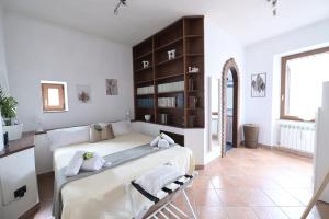 una camera da letto con un letto e una libreria di Ronciglione Home di F & E a Ronciglione