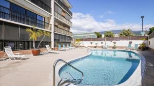 a swimming pool in the middle of a building at Hale Lopaka at Kona Plaza in Kailua-Kona