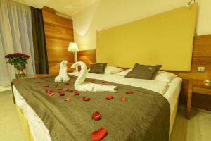 Rúm í herbergi á Hotel AquaCity Mountain View