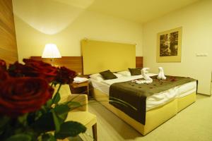 Rúm í herbergi á Hotel AquaCity Mountain View