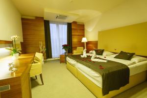 Un pat sau paturi într-o cameră la Hotel AquaCity Mountain View +37 fotografii