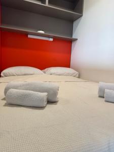 2 camas en una habitación con 2 toallas en la cama en Sunny Stay - Mobile home 1 minute from beach with free parking and wifi!, en Pirovac 81 fotos más