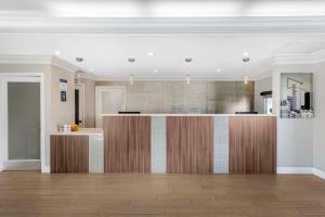 a kitchen with a bar in a room at Best Western Plus Ontario Airport & Convention Center in Ontario