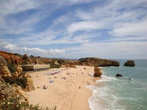 un grupo de personas en una playa cerca del océano en Villa Cerro, en Albufeira