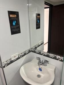 Koupelna v ubytování Hotel Dorado - Cerca al Aeropuerto - Habitación 401 + 14 fotografií